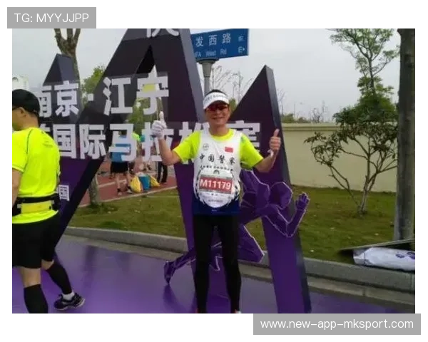 失明老人坚持跑步40年,领跑员获评最美志愿者,一个失明的老人坐在路边乞讨 失明老人坚持跑步40年,领跑员获评最美志愿者,一个失明的老人坐在路边乞讨